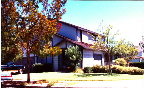 1954 San Marcos Dr in Santa Rosa, CA - Foto de edificio