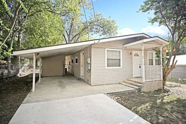 633 S Academy Ave in New Braunfels, TX - Building Photo - Building Photo