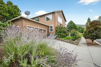 1719 Lithia Way in Talent, OR - Building Photo - Building Photo