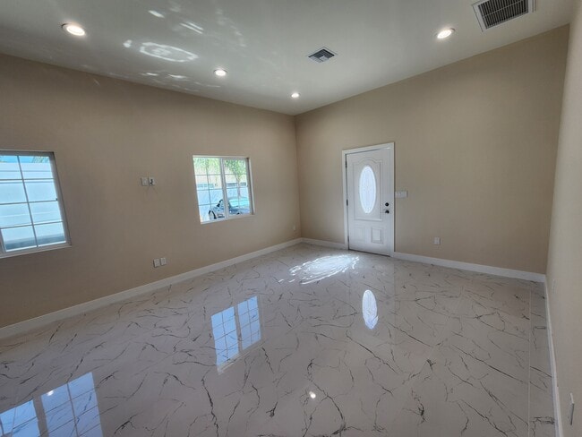 10926 Olinda St in Sun Valley, CA - Building Photo - Building Photo