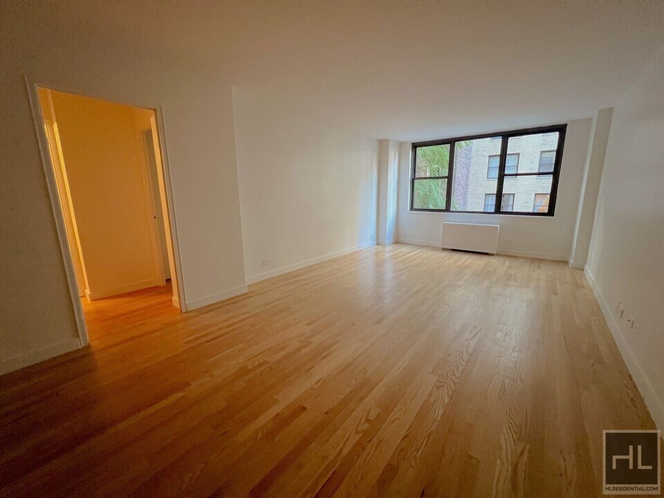 333 E 49th St in New York, NY - Building Photo