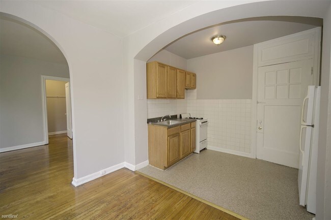 1357 W Estes Ave-Unit -# M1 in Chicago, IL - Building Photo - Building Photo