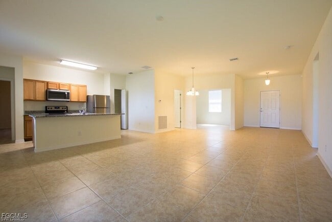 3005 NW 41st Pl in Cape Coral, FL - Building Photo - Building Photo