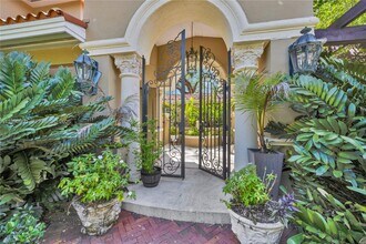 6200 Granada Blvd in Coral Gables, FL - Building Photo - Building Photo