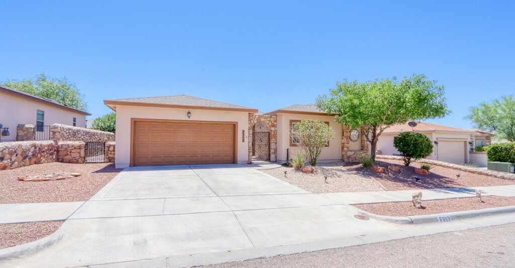 7352 Cibolo Creek Dr in El Paso, TX - Foto de edificio