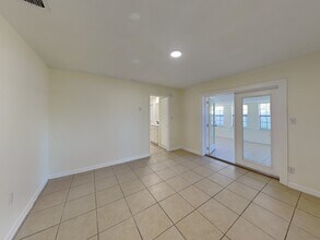 465 Oak Dr in Tavares, FL - Foto de edificio - Building Photo