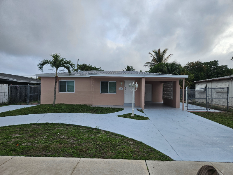 220 NE 26th St in Pompano Beach, FL - Building Photo