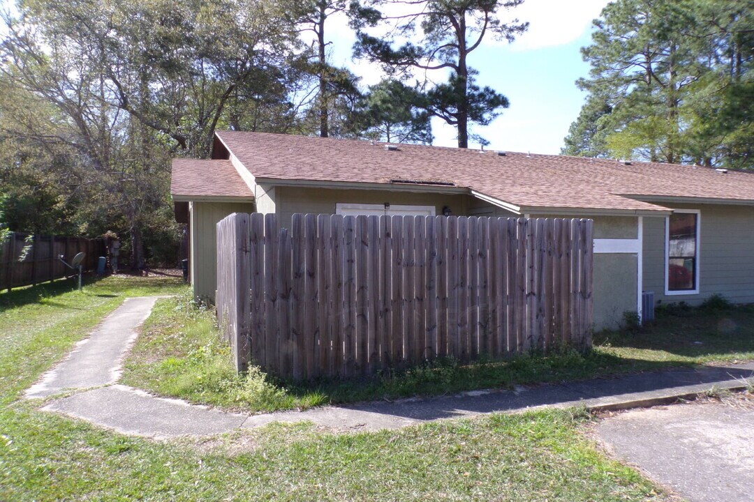 8325 Country Walk Dr in Pensacola, FL - Building Photo