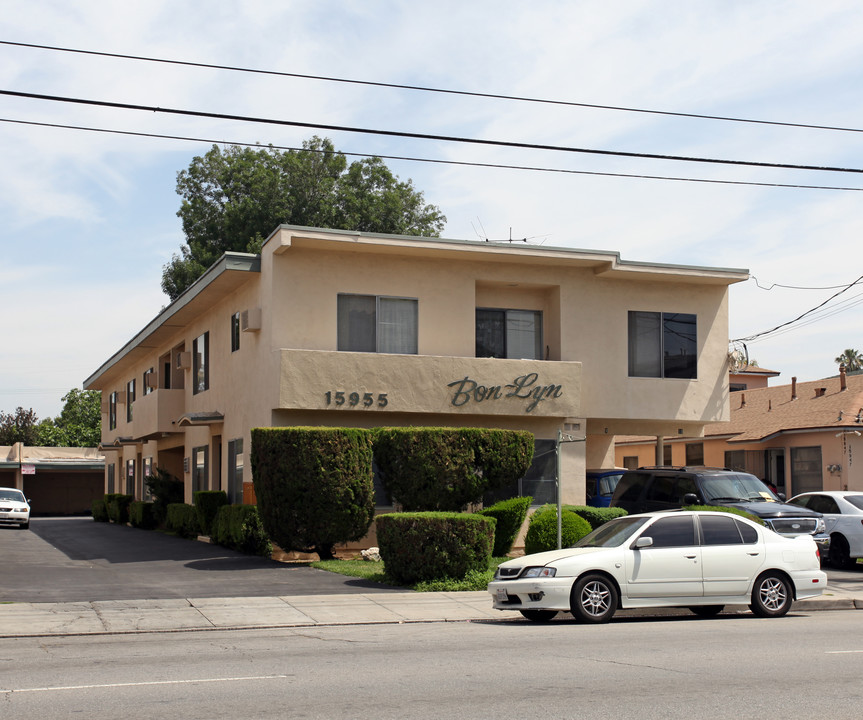 15955 Vanowen St in Van Nuys, CA - Building Photo