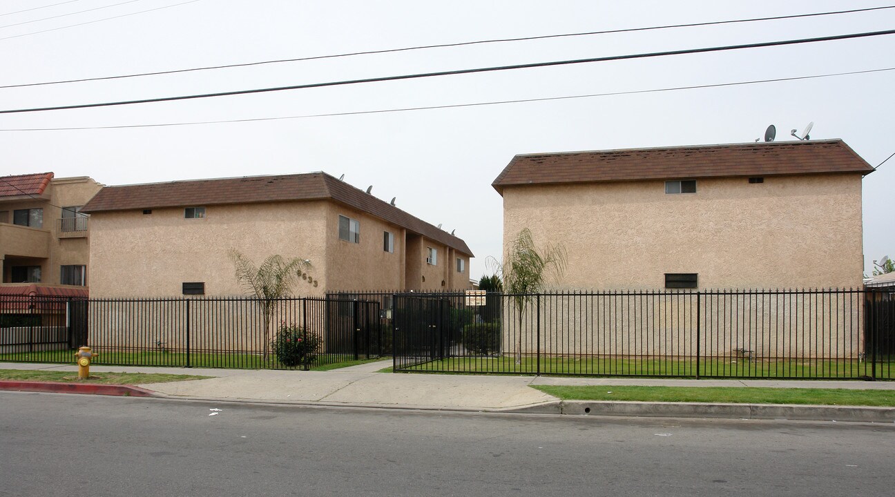 8633-8637 Cedros Ave in Van Nuys, CA - Building Photo