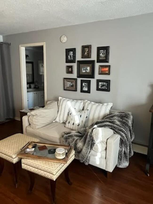 1006 Westbrooke Way in Hopkins, MN - Foto de edificio - Building Photo