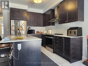 984 Crowsnest Holw in Pickering, ON - Building Photo - Building Photo