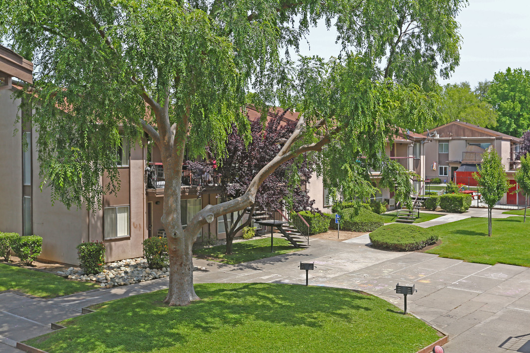 Sheraton Apartments in Sacramento, CA - Building Photo