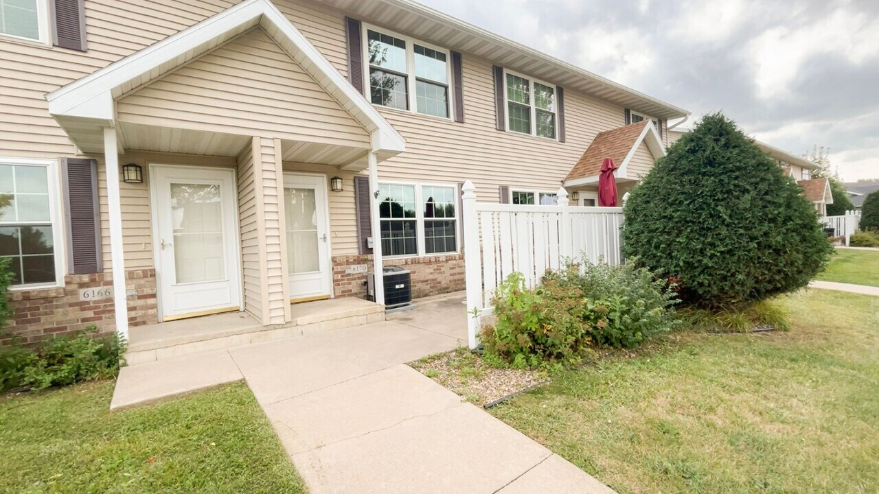 6170 S Pointe Dr SW in Rochester, MN - Building Photo