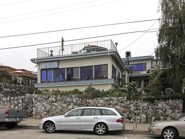 Sandcastle Inn Apartments in Santa Cruz, CA - Building Photo - Building Photo