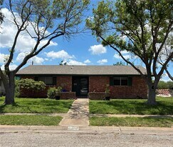 1705 Mildred St in Kingsville, TX - Building Photo