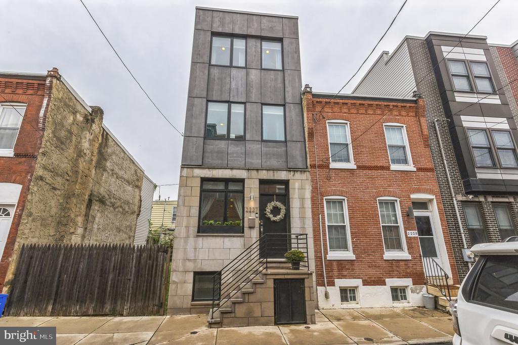 2227 Latona St in Philadelphia, PA - Building Photo