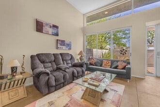 3598 Quiet Side St in Palm Springs, CA - Foto de edificio - Building Photo