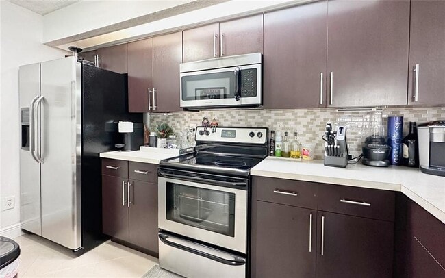 18870 NW 57th Ave, Unit #305 in Hialeah, FL - Building Photo - Building Photo