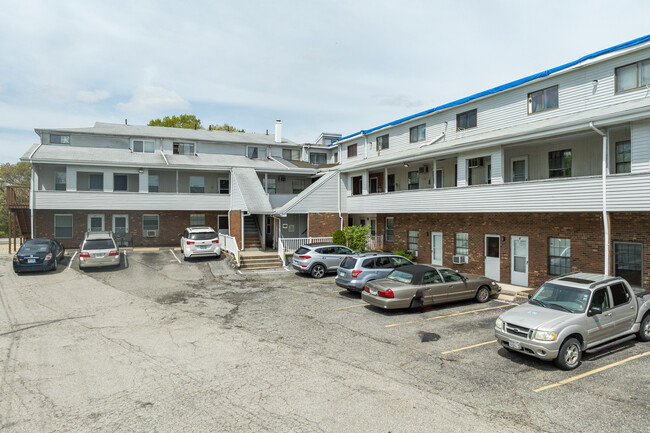 Parkview in North Providence, RI - Foto de edificio - Building Photo