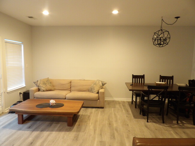 8717 Brittany Dr in Wayne, NJ - Foto de edificio - Building Photo
