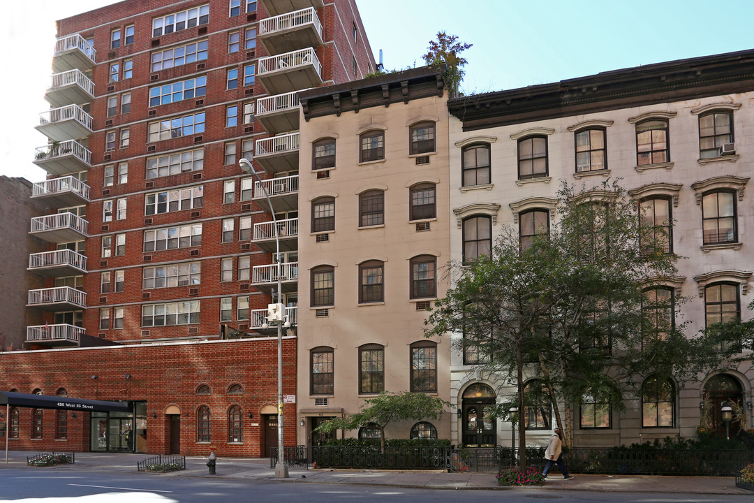 426 W 23rd St in New York, NY - Building Photo