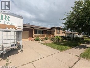 255 Celtic Dr in Hamilton, ON - Building Photo - Building Photo