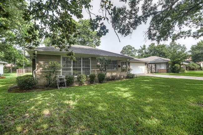 808 Carol St in Bellaire, TX - Building Photo - Building Photo