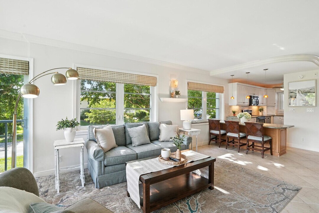 696 Broad Ave S in Naples, FL - Building Photo