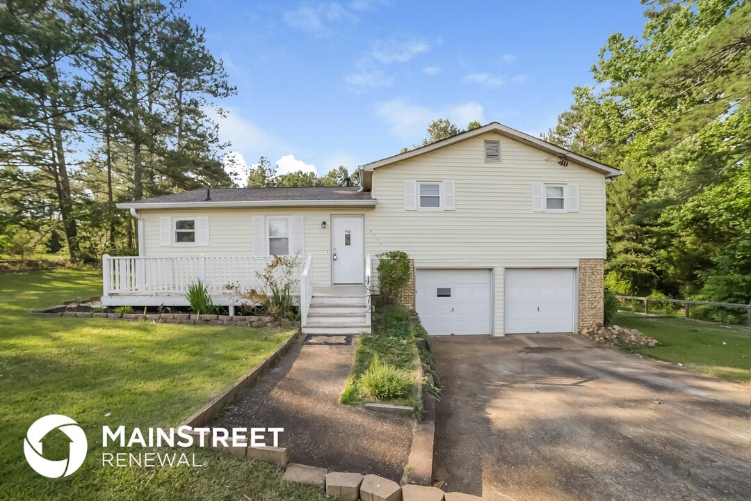 4872 Pebblebrook Dr in Douglasville, GA - Building Photo