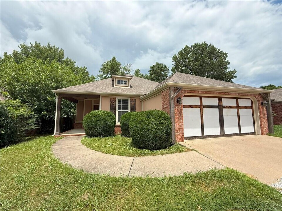 108 Granada St in Fayetteville, AR - Building Photo
