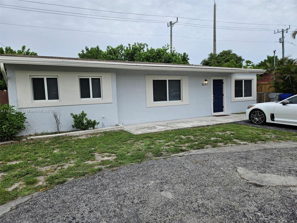 2551 NE 7th Terrace in Pompano Beach, FL - Foto de edificio