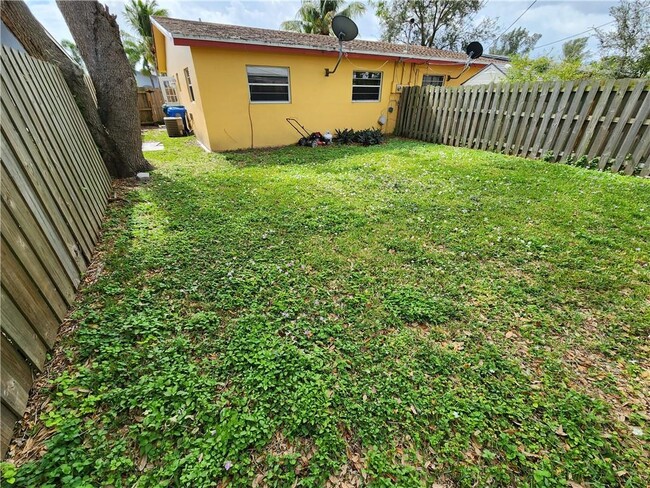 695 NE 46th Ct, Unit 691 NE 46th Ct in Oakland Park, FL - Building Photo - Building Photo