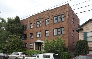 Oriana Apartments in Seattle, WA - Building Photo