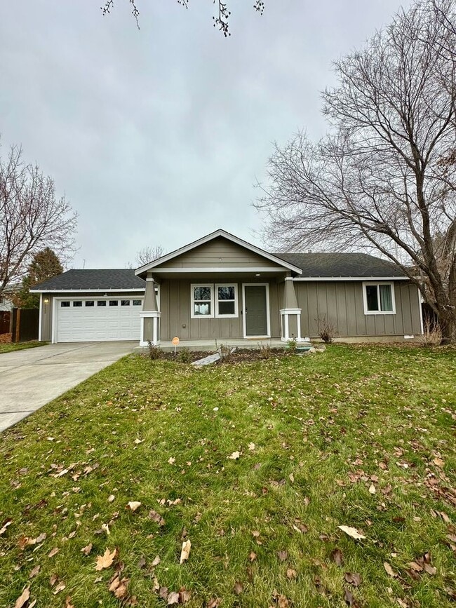 3332 SW Metolius Meadow Ct in Redmond, OR - Building Photo - Building Photo