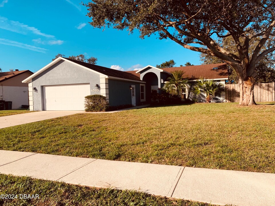 4585 Terrace Village Dr in Port Orange, FL - Building Photo