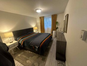 663 NE 162nd Ave in Portland, OR - Foto de edificio - Building Photo