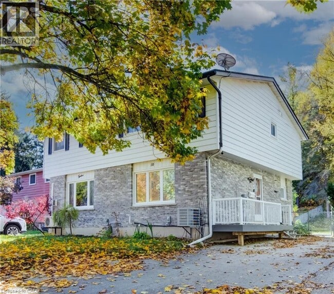 property at 10 Innes Pl