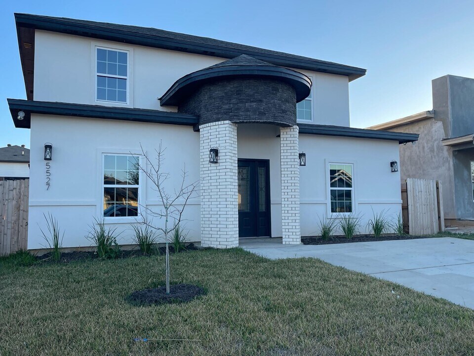 5527 Conroe St in Laredo, TX - Building Photo