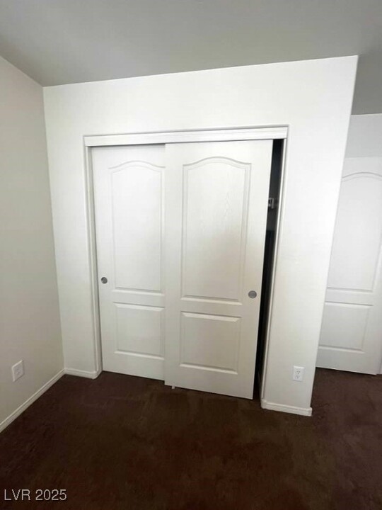 9033 Savvy Seam Ct in Las Vegas, NV - Foto de edificio