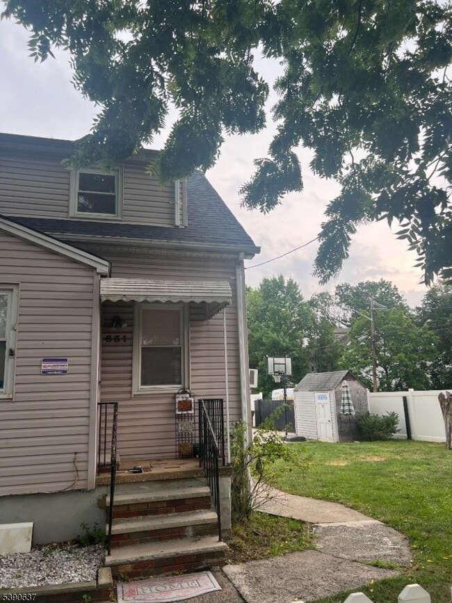 631 Worth Ave in Linden, NJ - Foto de edificio - Building Photo