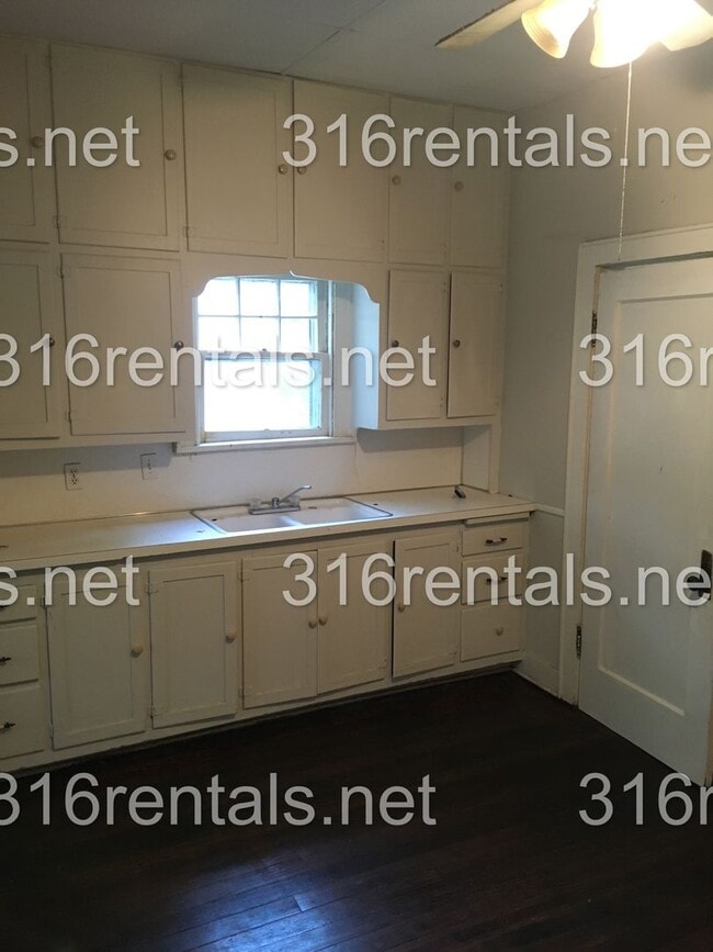 419 E 6th St in Newton, KS - Building Photo - Building Photo