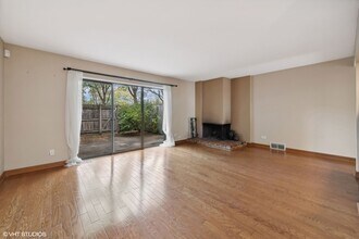 1930 Songsparrow Ct in Schaumburg, IL - Building Photo - Building Photo