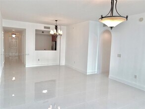 3340 NE 190th St in Aventura, FL - Building Photo - Building Photo