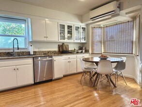 1107 S Bundy Dr in Los Angeles, CA - Building Photo - Building Photo