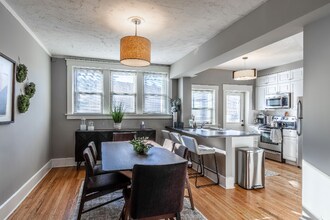 3913 Farnam St, Unit 3915 Farnam in Omaha, NE - Building Photo - Building Photo