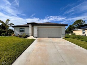 3225 58th St W in Lehigh Acres, FL - Foto de edificio - Building Photo