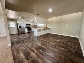 13608 S Academy Ave in Kingsburg, CA - Building Photo - Building Photo