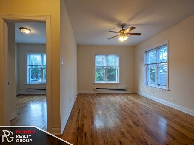 949 W Cornelia Ave, Unit 1 in Chicago, IL - Foto de edificio - Building Photo