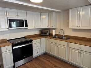 102 Laureti Ln in Lake Wales, FL - Foto de edificio - Building Photo